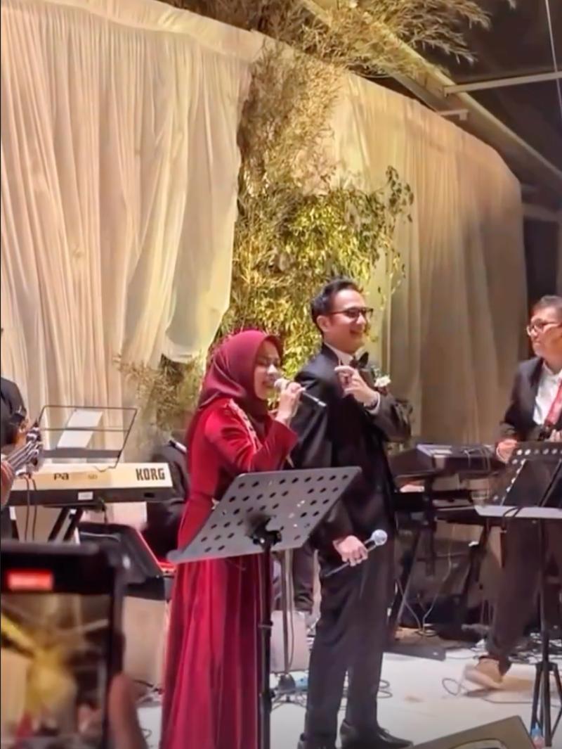 7 Gaya Ikke Nurjanah-Aldi Bragi di Nikahan Anak, Bikin Nostalgia Duet Bareng