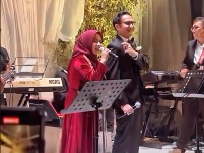7 Gaya Ikke Nurjanah-Aldi Bragi di Nikahan Anak, Bikin Nostalgia Duet Bareng
