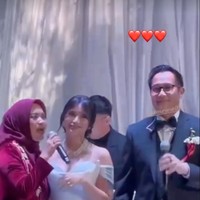 Ikke dan Aldi juga sempat mengajak putri mereka ke atas panggung untuk ikut bernyanyi bersama. Aldi dan Ikke diketahui resmi bercerai pada 3 April 2007. Setelah bercerai Aldi kembali menikahi pesinetron Ririn Dwi Ariyanti. Namun sayang pernikahan keduanya juga berujung cerai. Foto: Instagram/@ikkenurjanah0518/@adirakania
