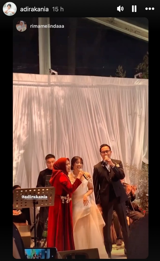 Bernyanyi bertiga, kebahagiaan jelas terpancar di wajah mereka. Banyak yang juga memuji kekompakan Aldi dan Ikke di acara pernikahan sang anak. Foto: Instagram/@ikkenurjanah0518/@adirakania