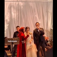 Bernyanyi bertiga, kebahagiaan jelas terpancar di wajah mereka. Banyak yang juga memuji kekompakan Aldi dan Ikke di acara pernikahan sang anak. Foto: Instagram/@ikkenurjanah0518/@adirakania