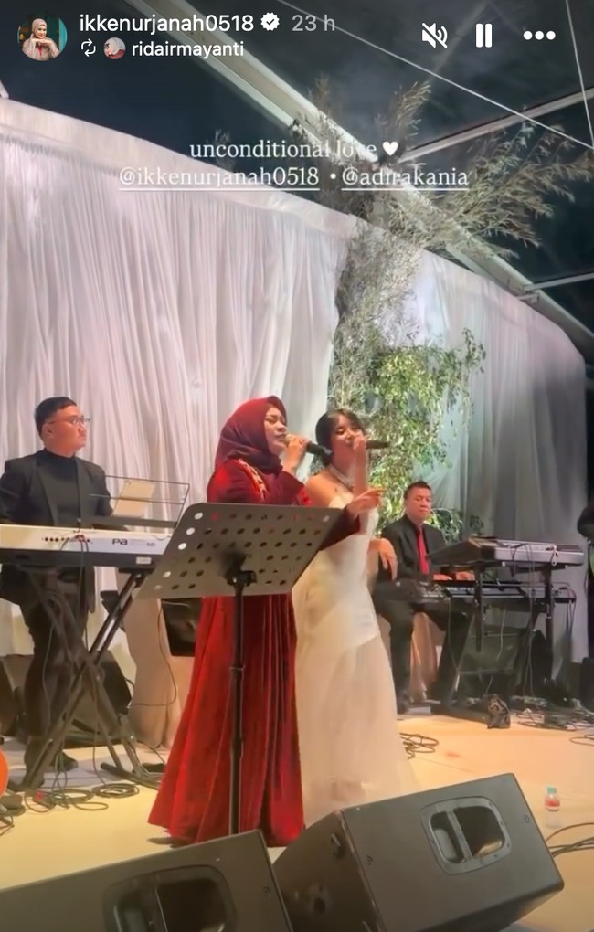 Ikke yang tampil kenakan dress panjang berwarna merah lengkap dengan hijab senada juga sempat terlihat berduet berdua dengan putrinya. Foto: Instagram/@ikkenurjanah0518/@adirakania
