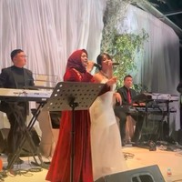 Ikke yang tampil kenakan dress panjang berwarna merah lengkap dengan hijab senada juga sempat terlihat berduet berdua dengan putrinya. Foto: Instagram/@ikkenurjanah0518/@adirakania