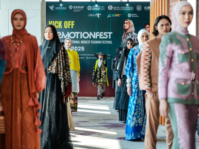 Indonesia International Modest Fashion Festival (IN2MOTIONFEST) Indonesia International Modest Fashion Festival (IN2MOTIONFEST) pada 8-12 Oktober 2025 di JIEXPO Convention Centre & Theatre, Jakarta. Dengan mengangkat tema One Vision, One Movement: Advancing Indonesia Modest Fashion Through Synergy & Collaboration.