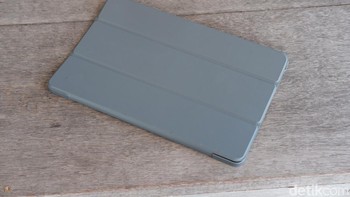 Infinix juga memberikan bonus case pelindung jika ingin membawa tablet ini tanpa keyboard. Foto: Adi Fida Rahman/detikINET