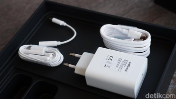 Dalam paket penjualan diberikan aksesori lengkap. Tidak hanya adaptor charger, Infinix menyertakan kabel data, converter dan earphone. Foto: Adi Fida Rahman/detikINET