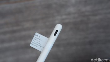 Isi ulang baterai stylus menggunakan port USB-C. Foto: Adi Fida Rahman/detikINET