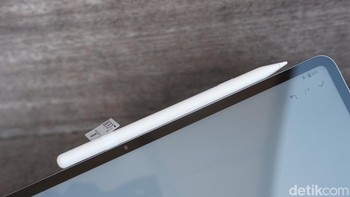 Pengguna bisa melakukan corat-coret di tablet ini pakai stylus berikut. Foto: Adi Fida Rahman/detikINET