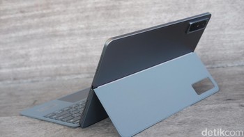 Infinix membundling case keyboard untuk produktivias. Foto: Adi Fida Rahman/detikINET