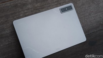 Tablet ini dibekali baterai jumbo 10.000 mAh yang mendukung fast charging 33W, cukup kuat untuk digunakan seharian bermain game, belajar, atau bekerja. Foto: Adi Fida Rahman/detikINET