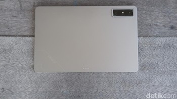 Infinix XPad GT menggunakan Qualcomm Snapdragon 888, chipset flagship yang masih sangat bertenaga. Didukung oleh GPU Adreno 660, tablet ini mampu menjalankan berbagai game berat dengan frame rate tinggi.  Tablet ini juga dilengkapi sistem pendingin vapor chamber, yang menjaga suhu tetap stabil bahkan saat sesi gaming intens. Foto: Adi Fida Rahman/detikINET