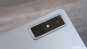 Di sektor kamera, terdapat kamera utama 13 MP dan kamera depan 9 MP yang cukup memadai untuk video call, kelas online, atau dokumentasi ringan. Foto: Adi Fida Rahman/detikINET