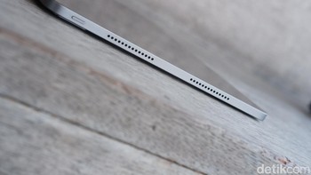 Untuk menunjang pengalaman multimedia, Infinix menyematkan 8 speaker stereo dengan teknologi 3D Surround Sound System. Hasilnya? Suara terdengar lebih hidup dan mendalam, cocok untuk konten hiburan maupun gaming kompetitif. Foto: Adi Fida Rahman/detikINET