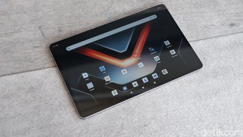 XPad GT dibekali layar besar 13 inci berpanel IPS LCD dengan resolusi tinggi 2.8K (2.880 x 1.840 piksel). Refresh rate-nya yang mencapai 144 Hz, brightness hingga 700 nits, dan dukungan HDR10 serta 1 miliar warna, membuat pengalaman visual saat bermain game maupun menonton film menjadi sangat menyenangkan dan responsif. Rasio screen-to-body yang mencapai 89,5% semakin memperkuat kesan imersif yang ditawarkan. Foto: Adi Fida Rahman/detikINET