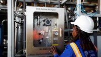 Mesin prototipe startup ini menggunakan filter kimia untuk memerangkap CO₂, yang kemudian dilepaskan menggunakan panas dan disimpan. Setiap unit menyerap sekitar 10 ton CO₂ per tahun, kira-kira setara dengan 1.000 pohon, dan kredit tersebut dijual kepada perusahaan yang berupaya mengimbangi emisi. Foto: REUTERS/Monicah Mwangi