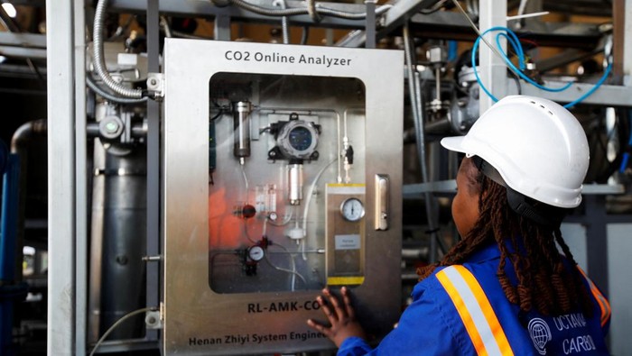 Inovasi Iklim Afrika, Kenya Bangun Teknologi Serap Karbon Udara A woman works on Direct Air Carbon capture machines used to filter carbon dioxide at Octavia Carbon, a Direct Air Carbon Capture (DAC) company that captures CO2 using a chemical process and stores it underground, in Kikopey area of Naivasha, in Nakuru County, Kenya February 27, 2025. REUTERS/Monicah Mwangi