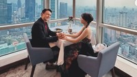 Momen makan romantis dibagikan oleh Rina Nose saat merayakan ulang tahun pernikahan yang ke-5 bersama sang suami yaitu Josscy Vallazza Aartsen. Foto: Instagram @rinanose16