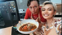 Komedian 41 tahun ini sering mengunggah momen masak-masaknya bersama suami. Kali ini menu ikan dengan kuah dan irisan tomat. Foto: Instagram @rinanose16