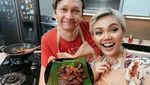 Kocaknya Rina Nose Saat Jajan Odading hingga Keju Rebana di Belanda