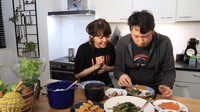 Menikah sejak 2019, Rina semangat memperkenalkan masakan rumahan ala Indonesia ke Josscy. Ada tumis kangkung hingga ikan asin yang dinikmati. Foto: Instagram @rinanose16