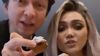  Memiliki suami keturunan Belanda, Rina Nose memamerkan tampilan kue soes Belanda buatannya yang tak kalah menarik. Foto: Instagram @rinanose16