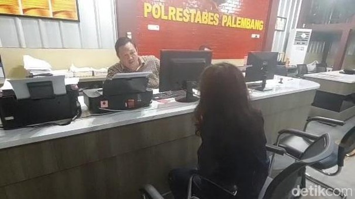 IRT lapor polisi usai jadi korban percobaan pemerkosaan oleh rekan suaminya sendiri.