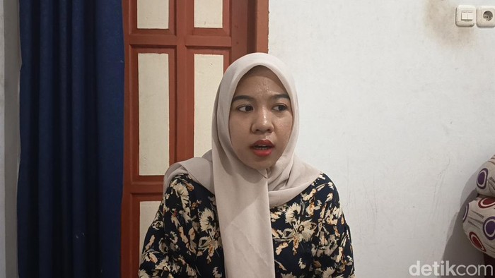Istri sah, Atira (25) yang dilabrak pelakor di sebuah kosan di Kota Makassar.