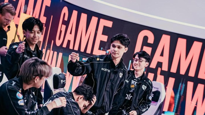 Babak group Mid Season Cup (MSC) 2025 telah berakhir. Kini kompetisinya lanjut ke babak knockout stage dan dua tim Mobile Legends dari Indonesia berhasil lolos.