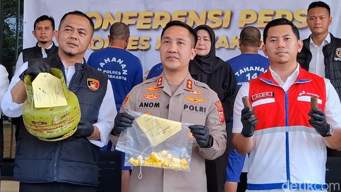 Jajaran Satreskrim Polres Purwakarta menggerebek gudang yang digunakan aksi penyalahgunaan gas LPG yang berlokasi di Gg Sawo, Kelurahan Purwamekar, Kecamatan/Kabupaten Purwakarta.