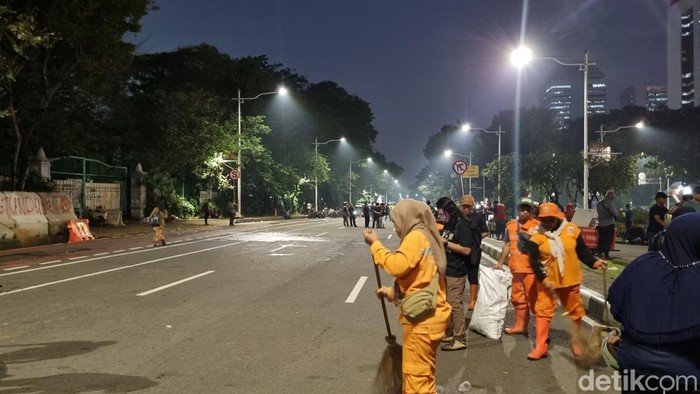 Jalan Merdeka Selatan ke arah Gambir kembali dibuka usai massa demo Indonesia Cemas bubar.