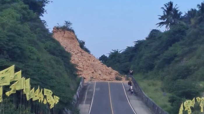 Longsor menutup Jalan Raya Gorontalo Outer Ring Road (GORR) di Kabupaten Gorontalo.