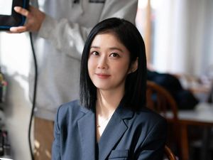 Jang Nara Merasa Tertekan Punya Wajah Awet Muda, Ini Alasannya