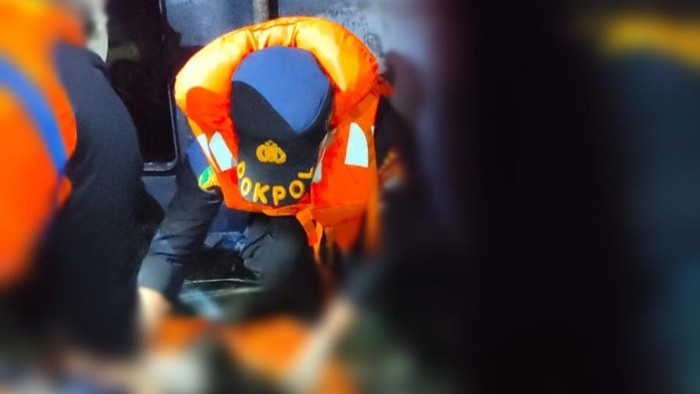 Jasad hangus ditemukan di KM Barcelona V yang terbakar di perairan Pulau Talise, Minahasa Utara.