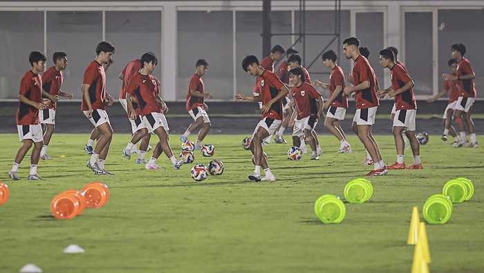 Sejumlah pesepak bola Timnas Indonesia U-23 mengikuti sesi latihan resmi jelang babak final ASEAN U-23 Championship di Stadion Madya, Kompleks GBK, Senayan, Jakarta, Senin (28/7/2025). Pada babak final ASEAN U-23 Championship Timnas Indonesia U-23 akan bertanding melawan Timnas Vietnam U-23 di Stadion Utama Gelora Bung Karno pada Selasa (29/7). ANTARA FOTO/Dhemas Reviyanto/nz