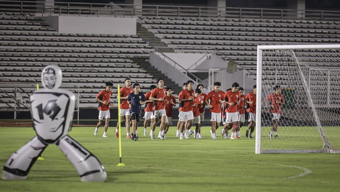 Sejumlah pesepak bola Timnas Indonesia U-23 mengikuti sesi latihan resmi jelang babak final ASEAN U-23 Championship di Stadion Madya, Kompleks GBK, Senayan, Jakarta, Senin (28/7/2025). Pada babak final ASEAN U-23 Championship Timnas Indonesia U-23 akan bertanding melawan Timnas Vietnam U-23 di Stadion Utama Gelora Bung Karno pada Selasa (29/7). ANTARA FOTO/Dhemas Reviyanto/nz