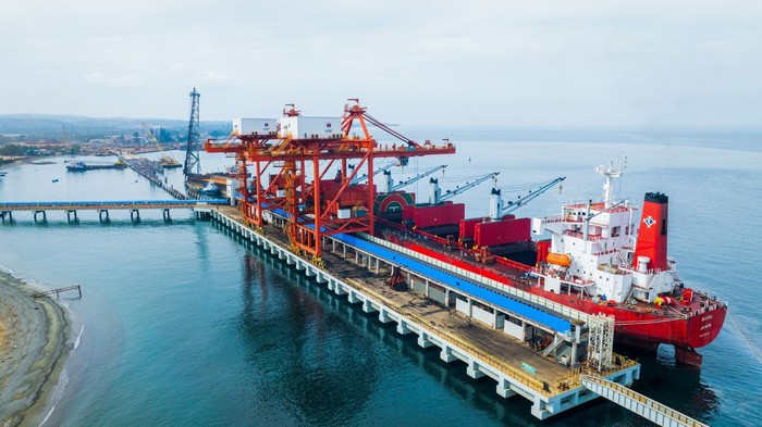 Jetty di Pulau Obi, Halmahera Selatan yang merupakan gerbang ekspor produk turunan bijih nikel yang selanjutnya diolah menjadi baterai kendaraan listrik dan stainless steel