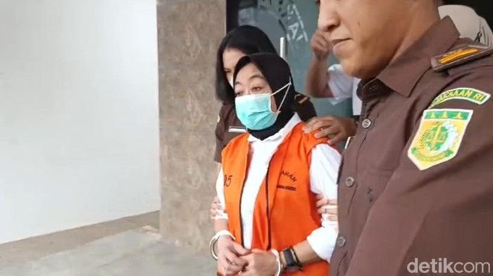 Kades Cikujang saat usai diperiksa di Kejaksaan Negeri Sukabumi
