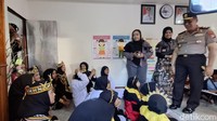 Selumit Pantai kini bertransformasi menjadi lingkungan yang ramah anak dan agamis. Anak-anak mulai mendapatkan ruang bermain yang sehat, jauh dari suasana tidak kondusif seperti perkelahian atau transaksi narkoba yang dulu marak.
