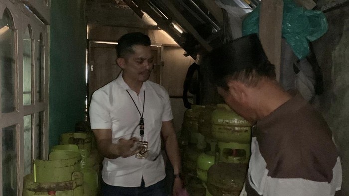 Kanit Tipidter Satreskrim Polres Polres Bima, Ipda Binawan Kharrismi S, menginterogasi SY, terduga pelaku pengoplosan gas di Desa Samili, Kecamatan Woha, Kabupaten Bima, NTB, Minggu, (27/7/2025). (Dok. Polres Bima)
