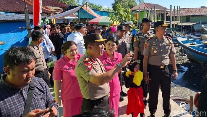 Kapolda Kaltara mengunjungi Kampung Tematik warna-warni di Kelurahan Selumit Pantai, Tarakan Tengah, Kota Tarakan.