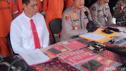 Kapolres Tabanan, AKBP I Putu Bayu Pati (depan, dua dari kiri).