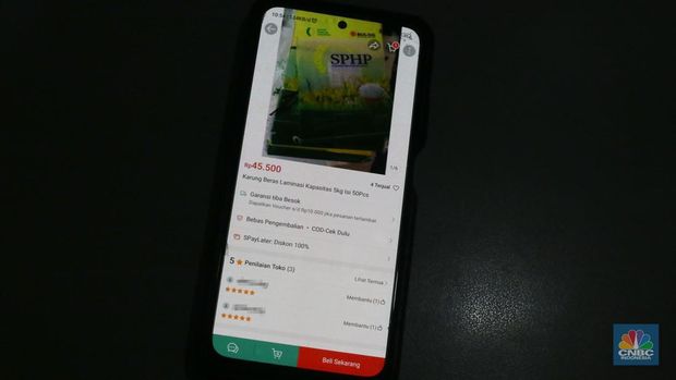 Karung beras SPHP dan karung beras bulog dijual di ecommerce. (CNBC Indonesia/Tias Budiarto)