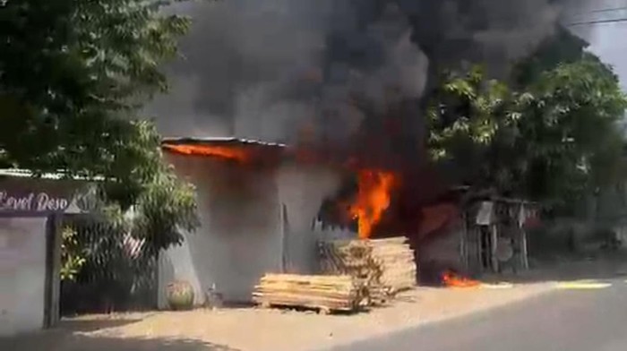 Penampakan rumah sekaligus toko spon di Rejoso, Pasuruan terbakar