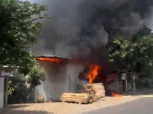 Rumah dan Toko Spon di Rejoso Pasuruan Kebakaran, Satu Motor Ludes