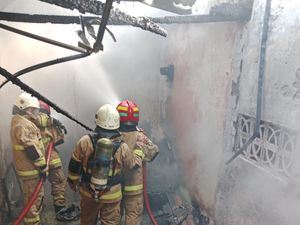 Seorang Anak Terluka Akibat Kebakaran Rumah di Wonosari Surabaya