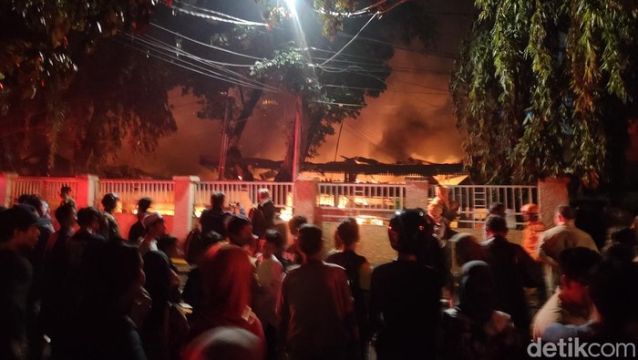Kebakaran Pasar Taman Puring masih dalam proses pemadaman.