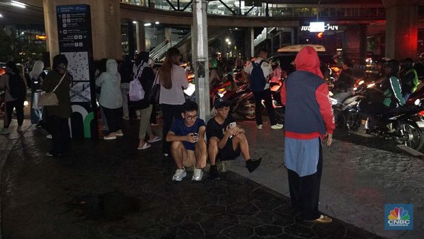 Kebakaran yang melanda Pasar Taman Puring di Jalan Kyai Maja, Kebayoran Baru, Jakarta Selatan, Senin (28/7/2025), membuat arus lalu lintas di sekitar lokasi macet parah. (CNBC Indonesia/Muhammad Sabki)