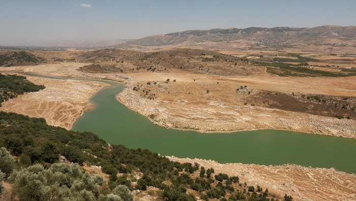 Kekeringan Parah Kuras Waduk Terbesar Lebanon A view of Lake Qaraoun, Lebanon's largest reservoir, which is experiencing drought, according to the Litani River National Authority, near the village of Qaraoun, Lebanon, on July 9, 2025. REUTERS/Aziz Taher