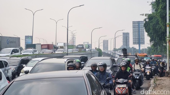 Kemacetan parah di Jalan TB Simatupang, Jaksel, kerap dikeluhkan pengendara setiap hari, terutama saat jam sibuk. Pengendara mengaku lelah dan kesal. (Taufiq S/detikcom)