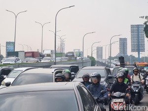 Kesel Gara-gara Macet-macetan di TB Simatupang Jaksel
